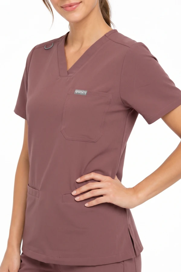 Bluza medyczna damska MYNTS WMT002 ciemny róż – scrub top V-neck z kieszeniami